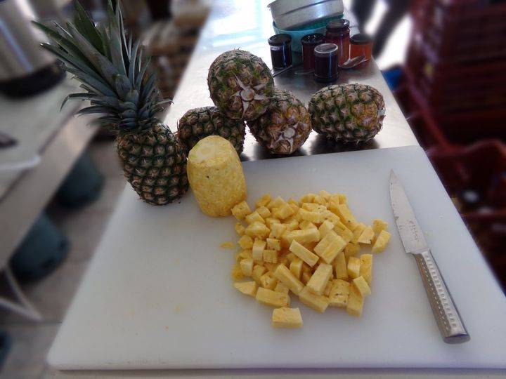 Découpe d'ananas par La Corne d'abondance